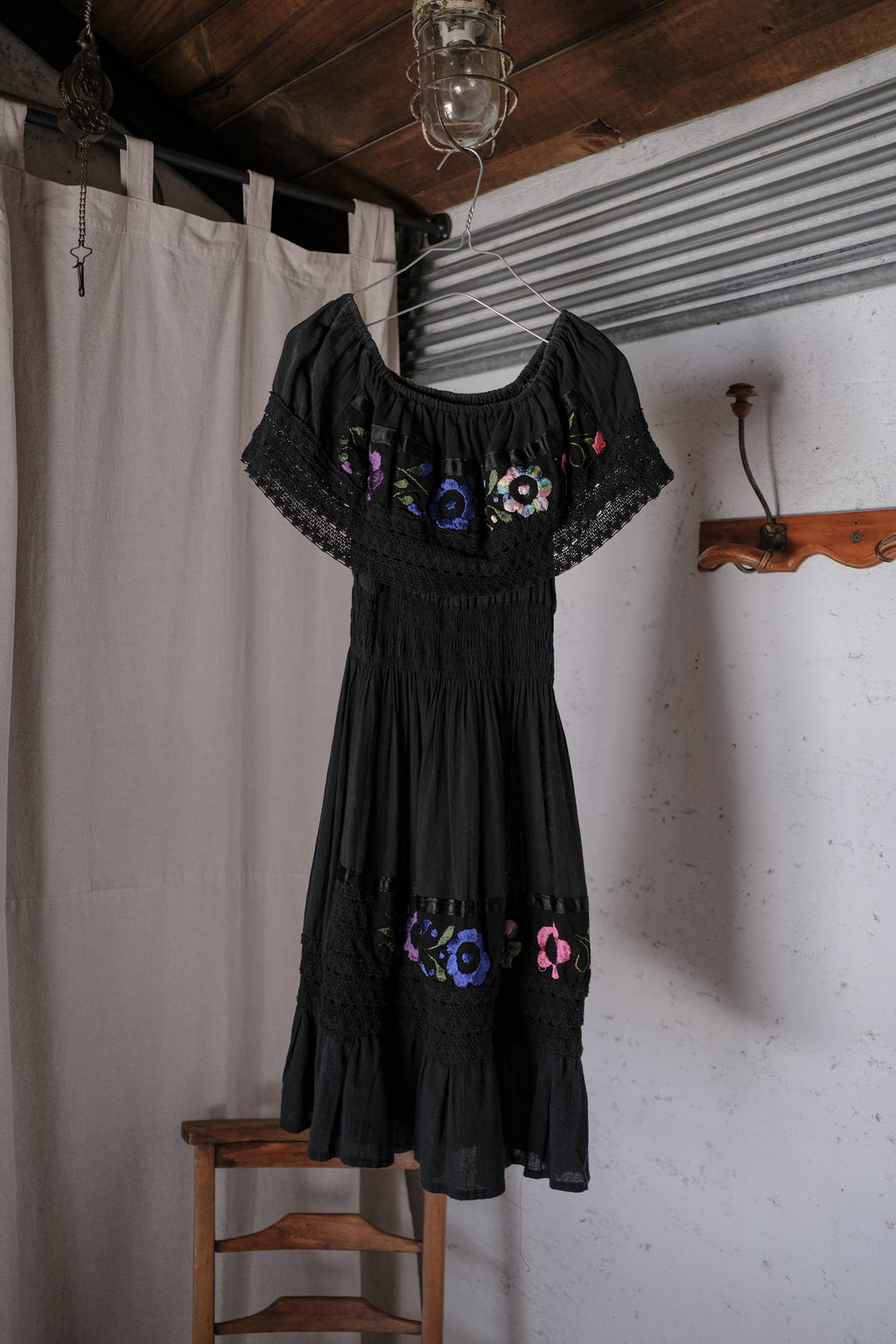 1970's Mexican Shoulder Off Embroidered Dress / 墨西哥古著露肩刺繡洋裝
