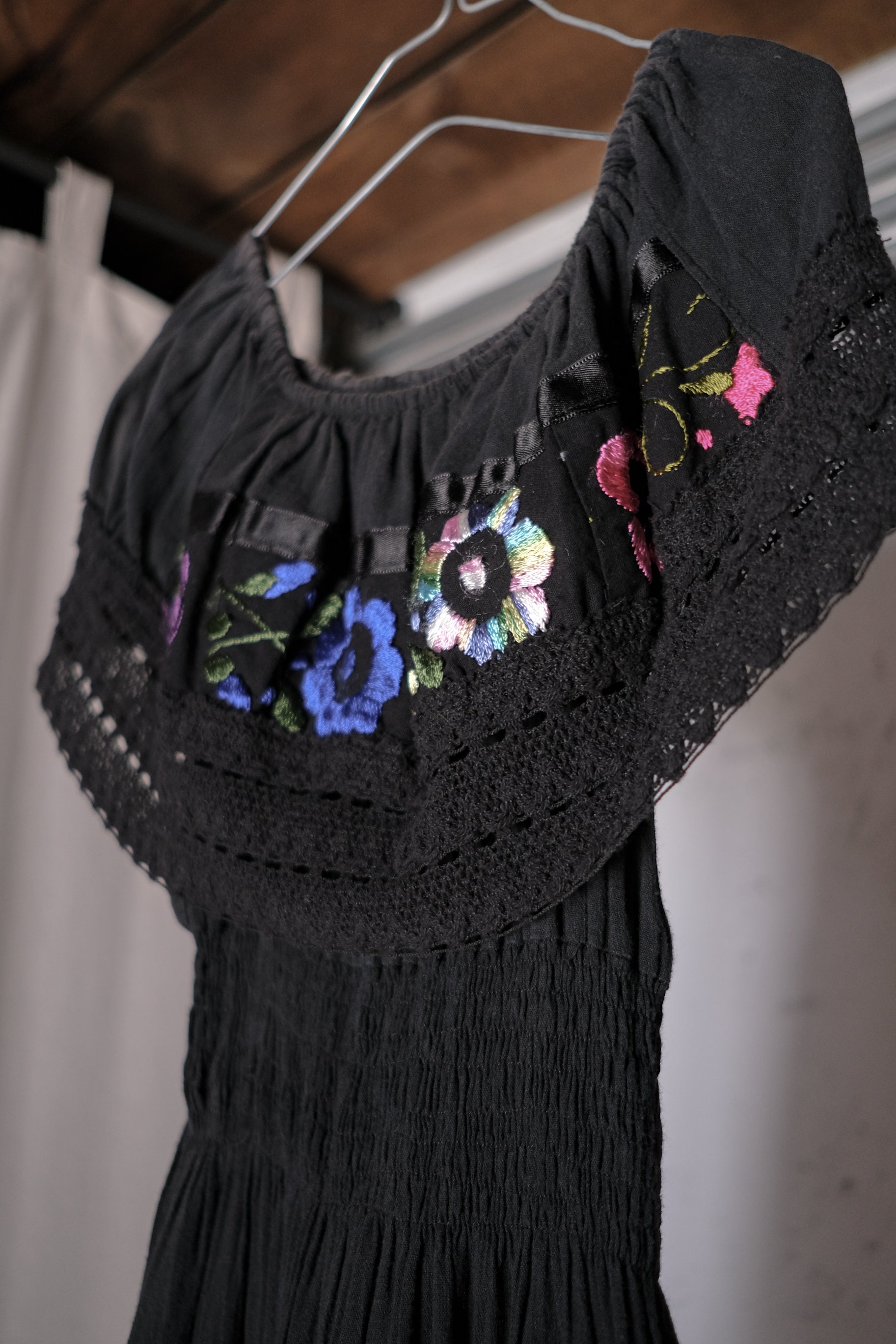 1970's Mexican Shoulder Off Embroidered Dress / 墨西哥古著露肩刺繡洋裝