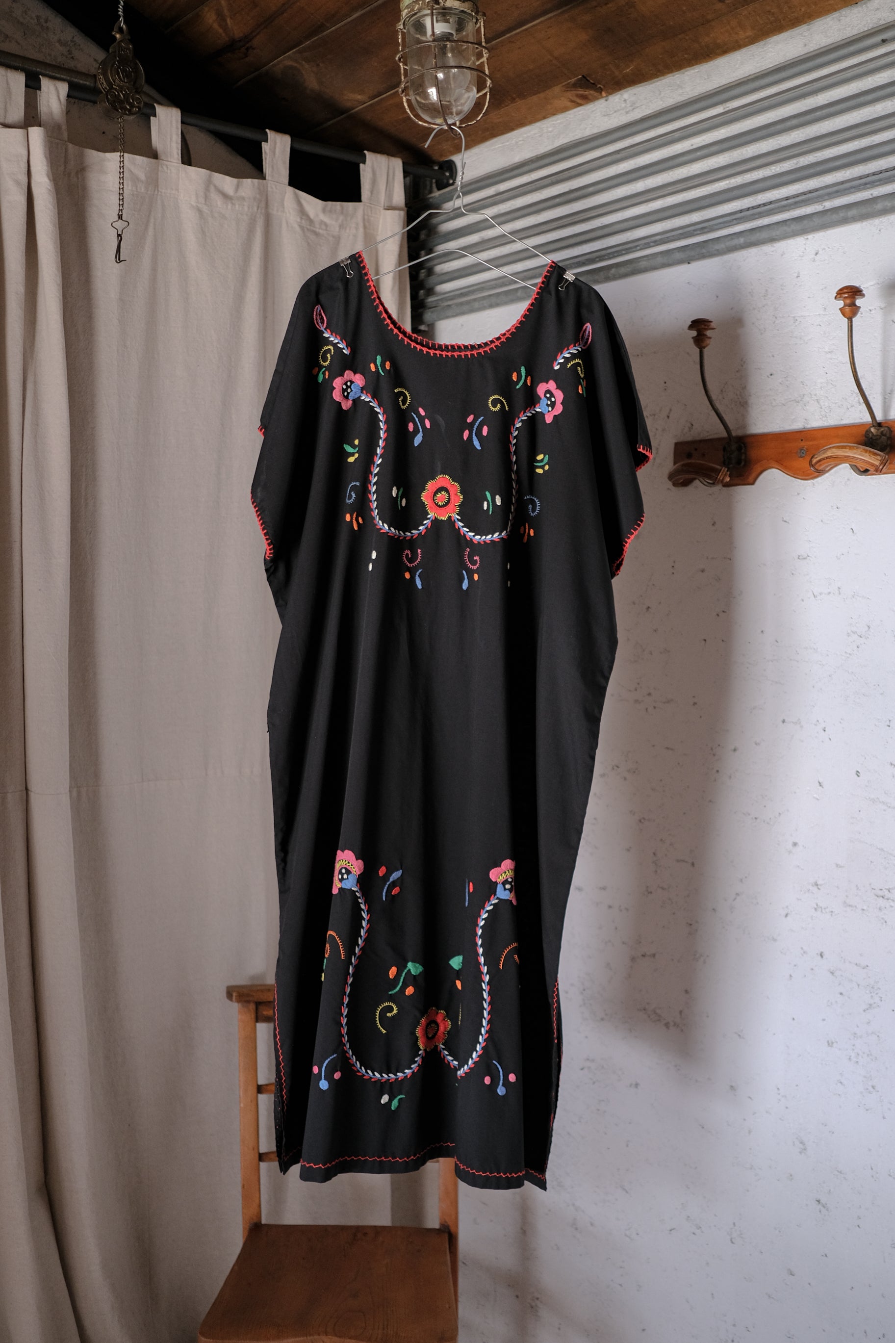 1970's Ecuadorian Hand-Embroidered Kaftan / 厄瓜多古著手工刺繡長袍