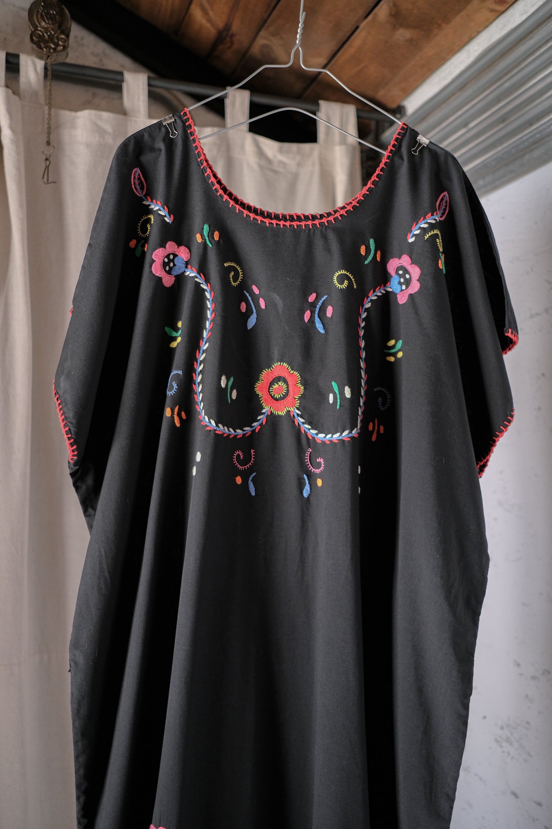 1970's Ecuadorian Hand-Embroidered Kaftan / 厄瓜多古著手工刺繡長袍