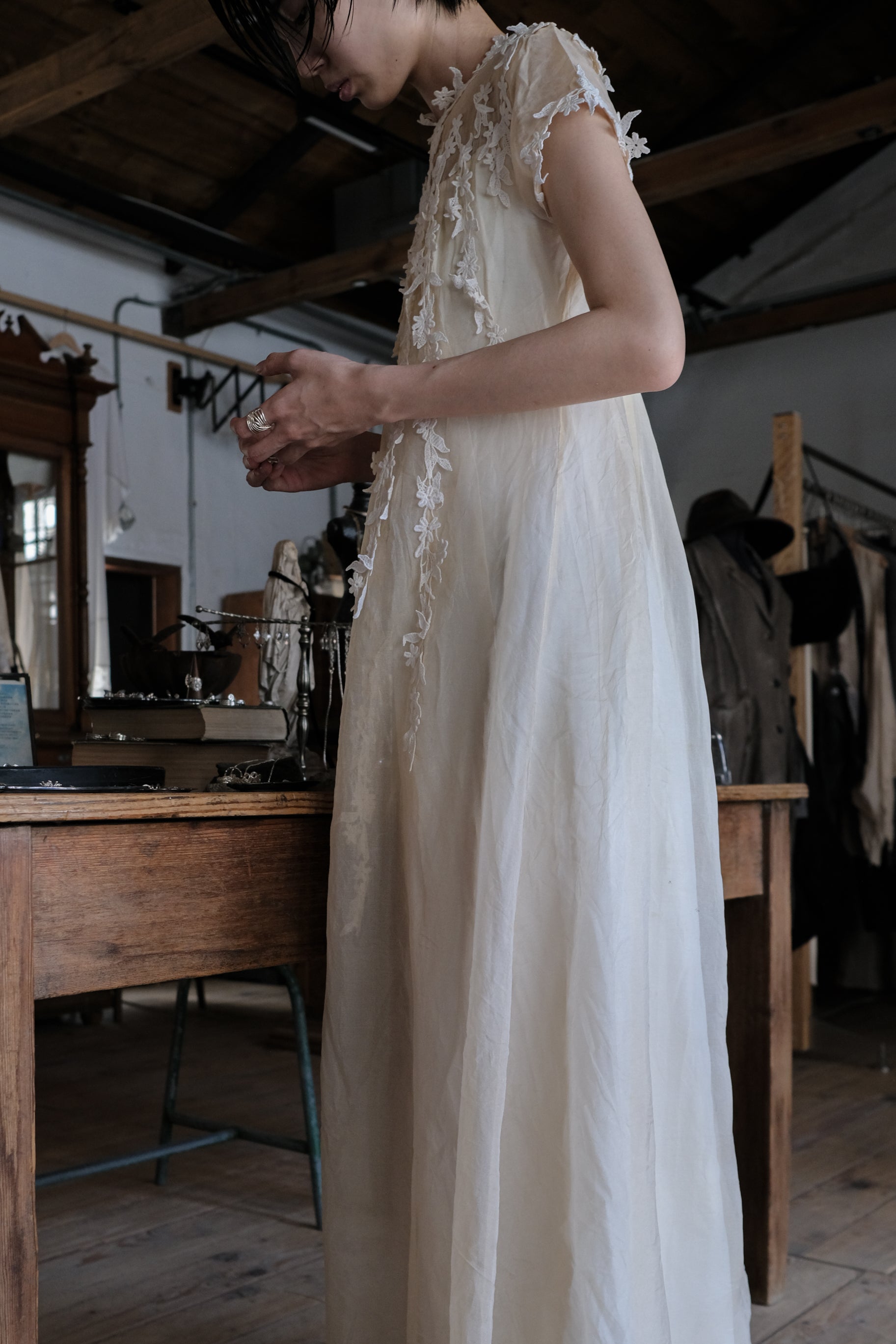 1960-1980's Spring Bud Lace Gown / 古董花朵蕾絲薄紗婚裙