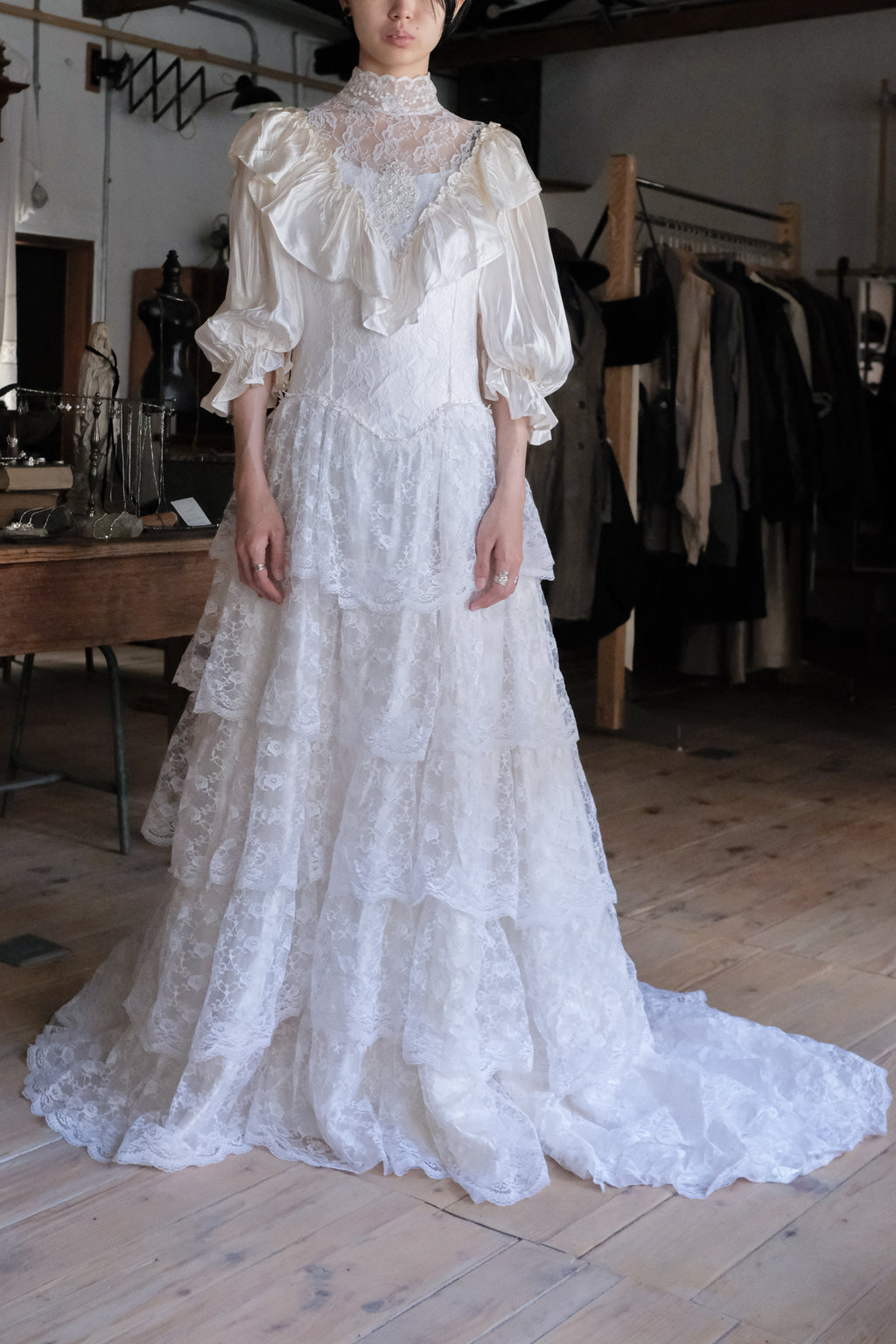 1960-1980's Blossom Tiered Lace Gown / 古董奶油泡泡層疊蕾絲婚裙