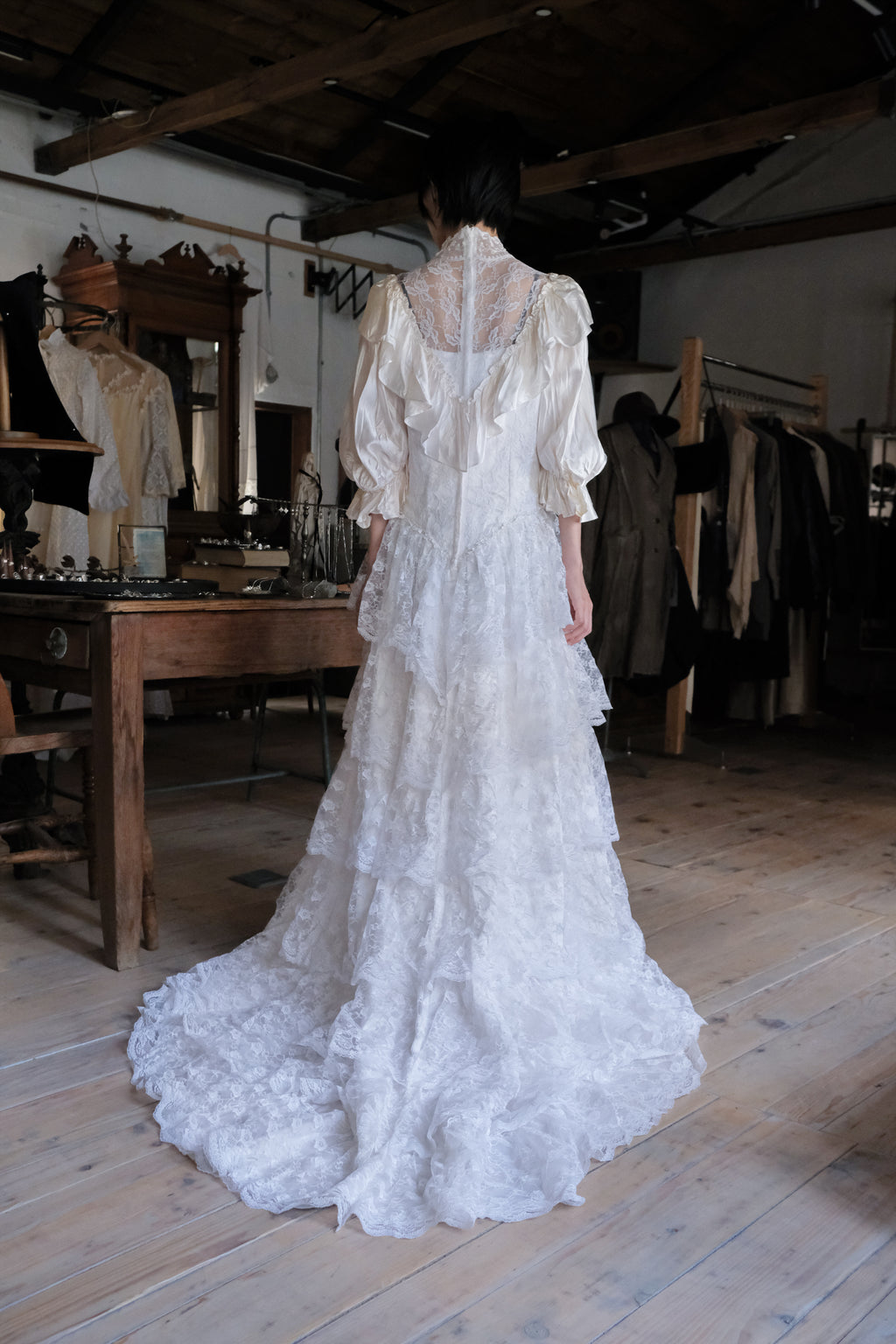 1960-1980's Blossom Tiered Lace Gown / 古董奶油泡泡層疊蕾絲婚裙