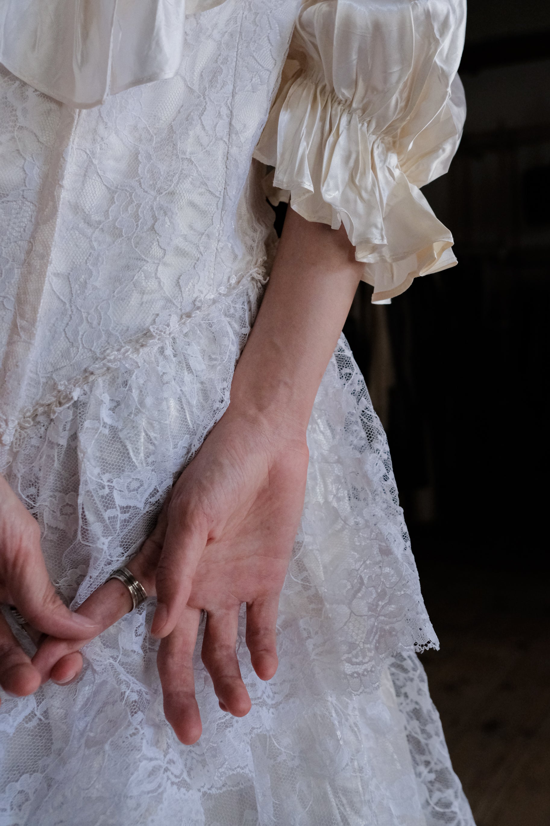1960-1980's Blossom Tiered Lace Gown / 古董奶油泡泡層疊蕾絲婚裙