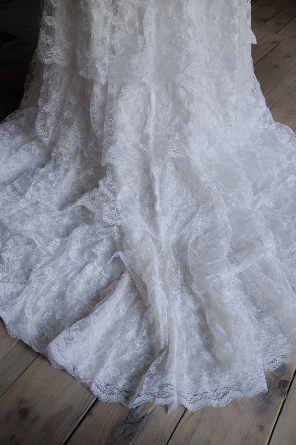 1960-1980's Blossom Tiered Lace Gown / 古董奶油泡泡層疊蕾絲婚裙
