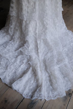 1960-1980's Blossom Tiered Lace Gown / 古董奶油泡泡層疊蕾絲婚裙
