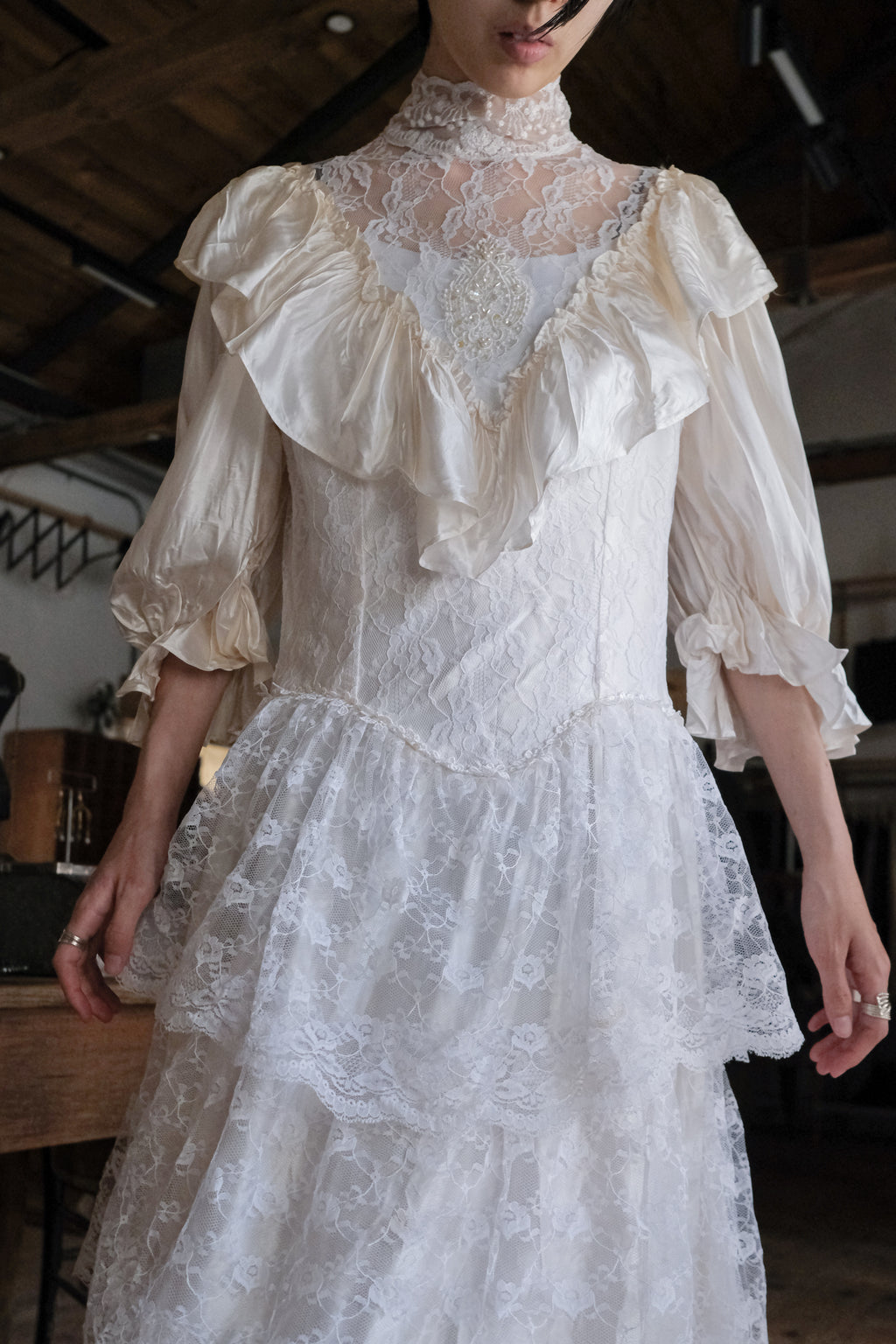 1960-1980's Blossom Tiered Lace Gown / 古董奶油泡泡層疊蕾絲婚裙