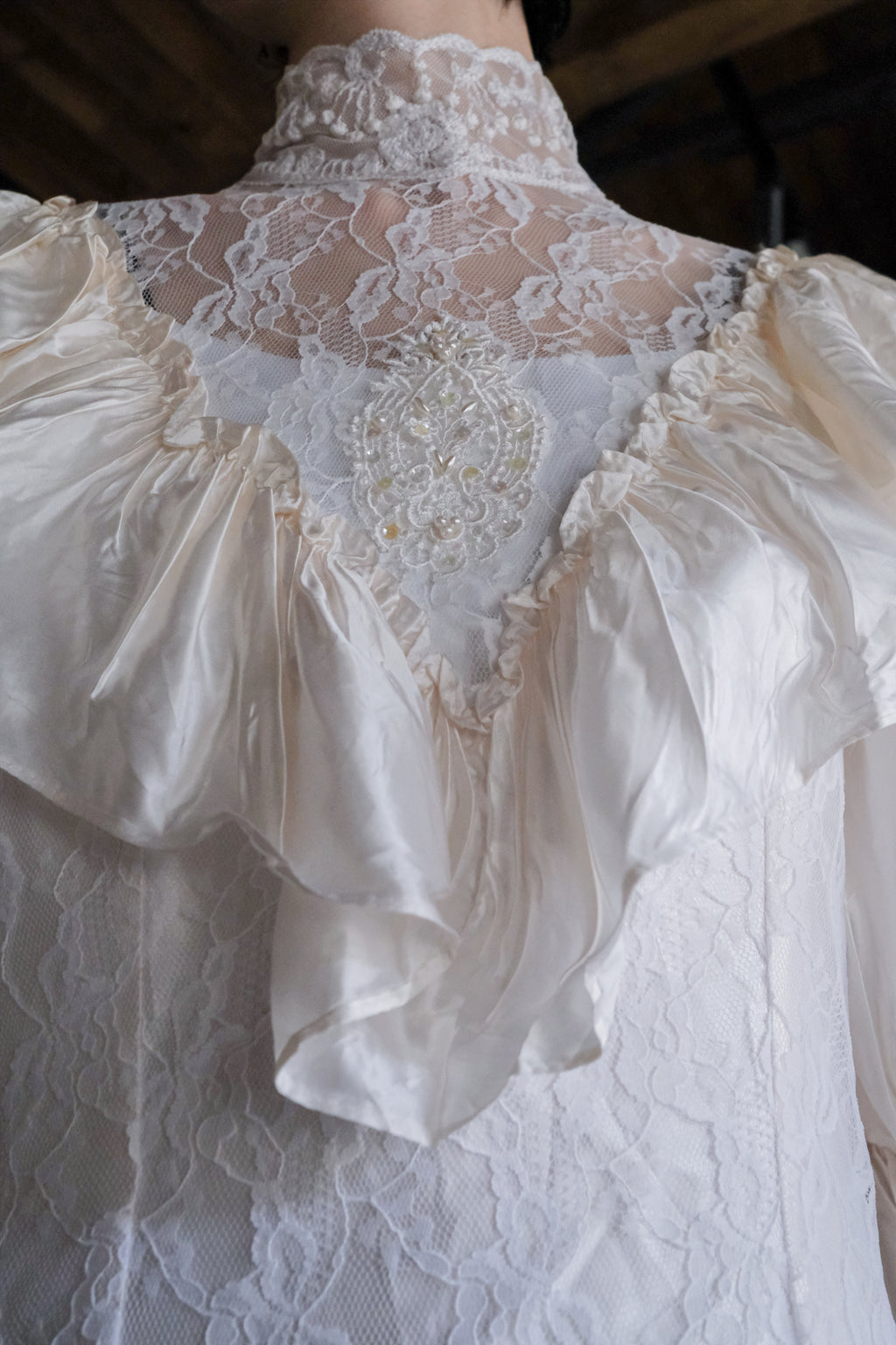 1960-1980's Blossom Tiered Lace Gown / 古董奶油泡泡層疊蕾絲婚裙