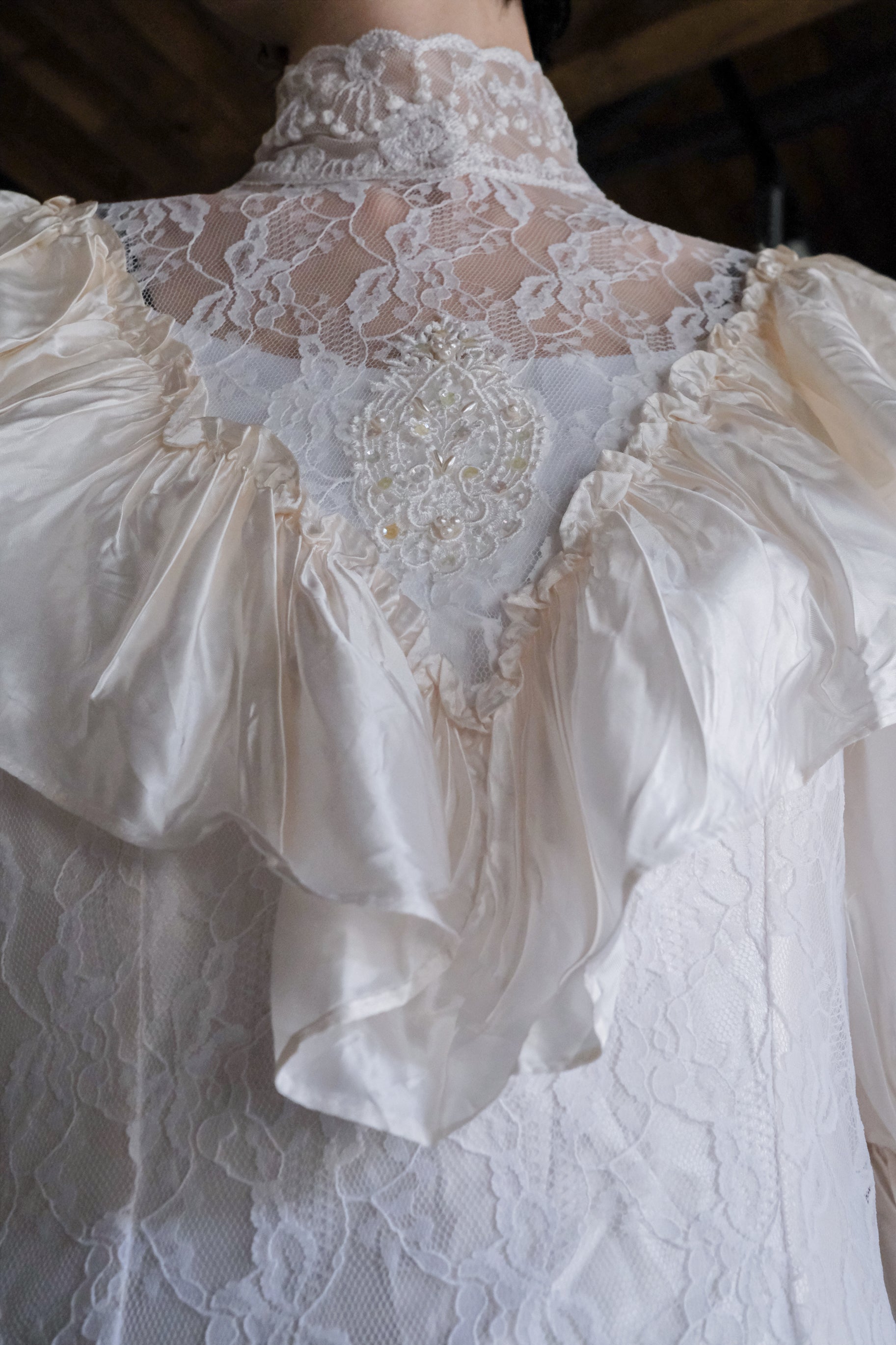 1960-1980's Blossom Tiered Lace Gown / 古董奶油泡泡層疊蕾絲婚裙