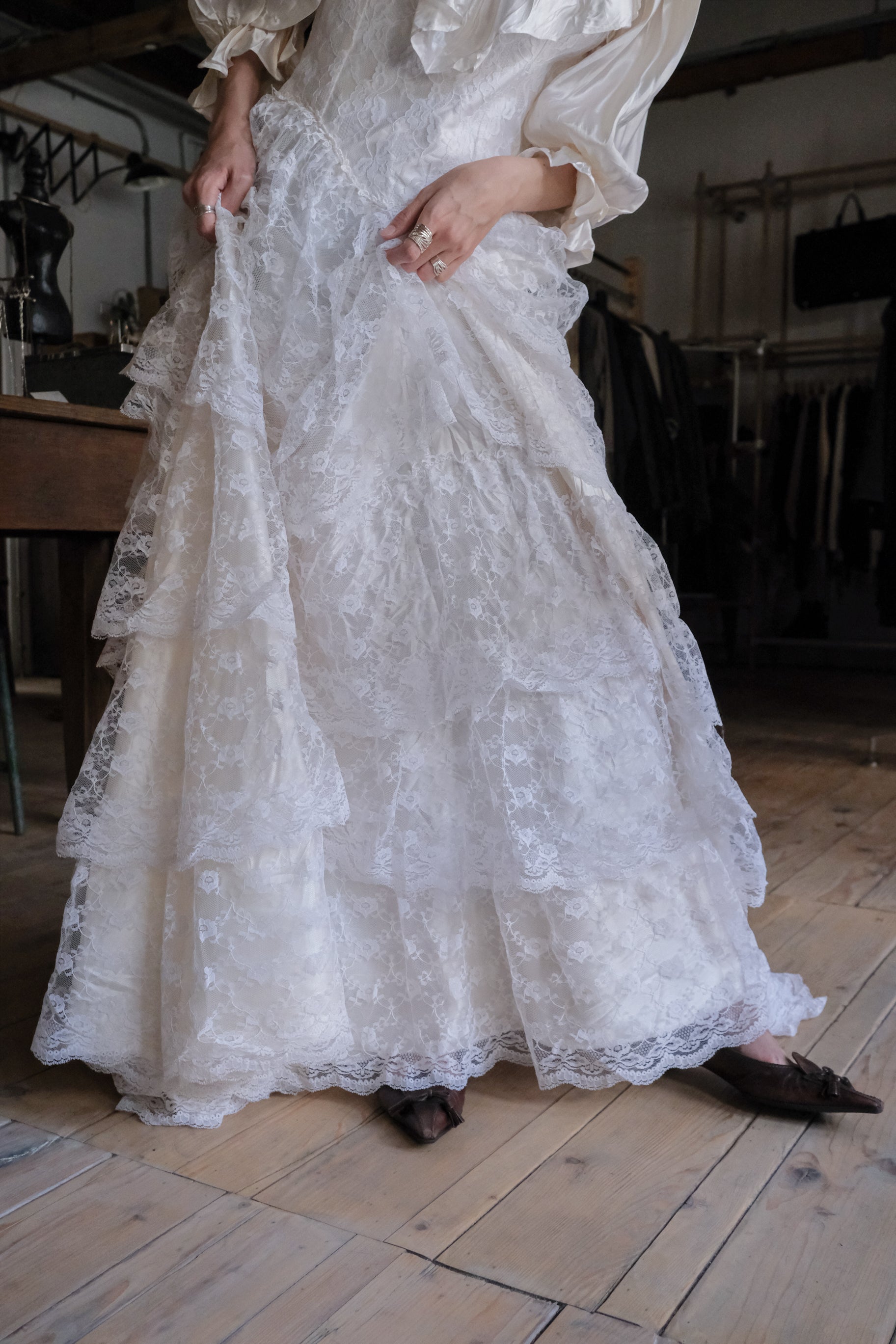 1960-1980's Blossom Tiered Lace Gown / 古董奶油泡泡層疊蕾絲婚裙