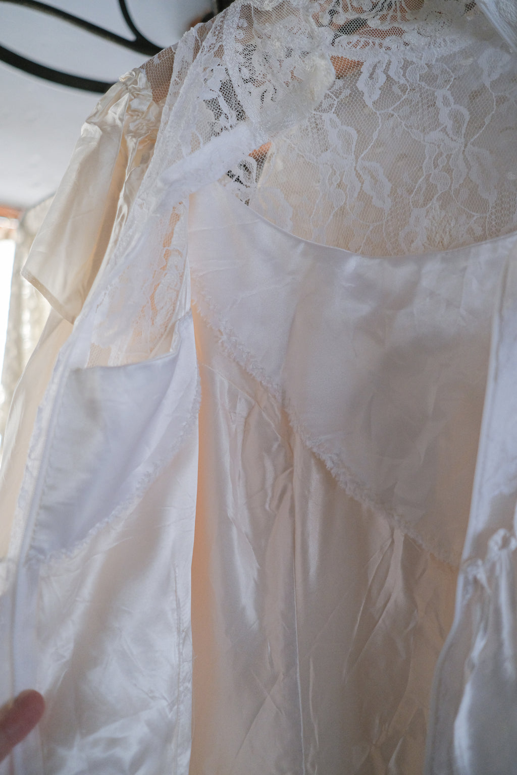 1960-1980's Blossom Tiered Lace Gown / 古董奶油泡泡層疊蕾絲婚裙